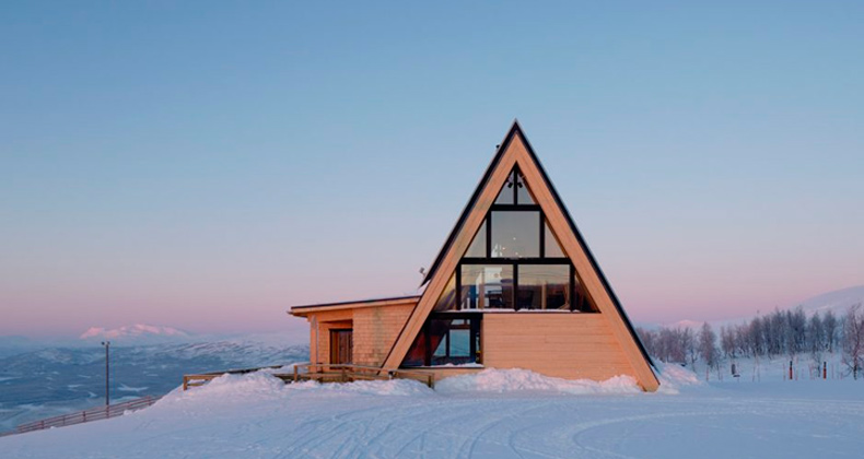 Restaurante Björk, una tienda de campaña de madera en el medio de la nieve