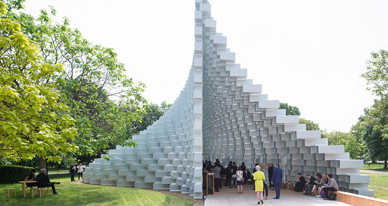 Serpentine Pavilion de BIG abre sus puertas junto a 4  casas de verano de reconocidos arquitectos